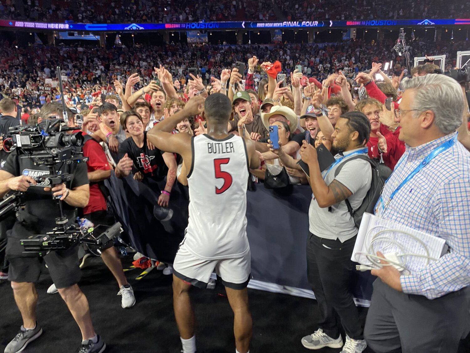 2023 Men’s Final Four: San Diego State wins on buzzer beater, faces UConn in title game | Houston Public Media