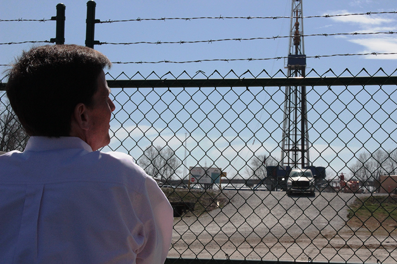 Jim-Bradbury_Fort-Worth-resident-and-land-use-attorney_observing-drilling-rig-at-work-in-Fort-Worth800px.png