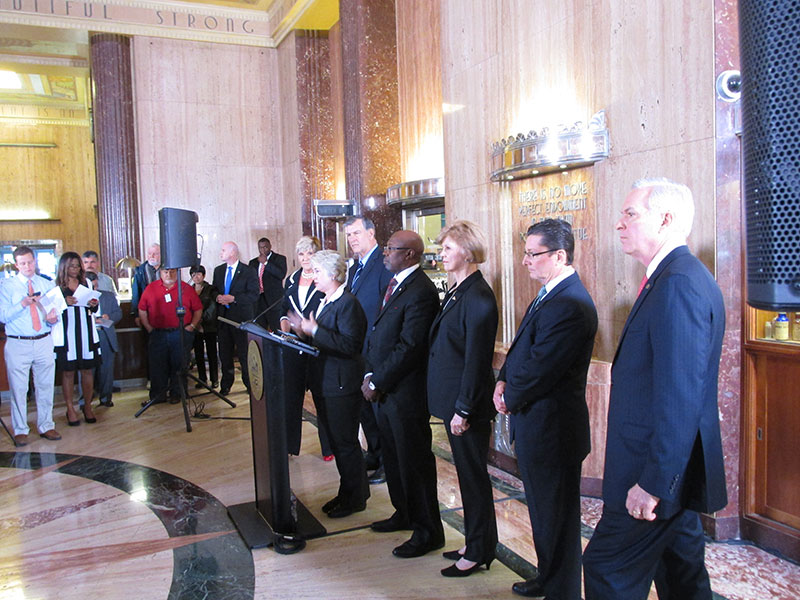 Mayor-Annise-Parker-gathers-with-officials-to-announce-support-for-high-speed-rail-800px.jpg