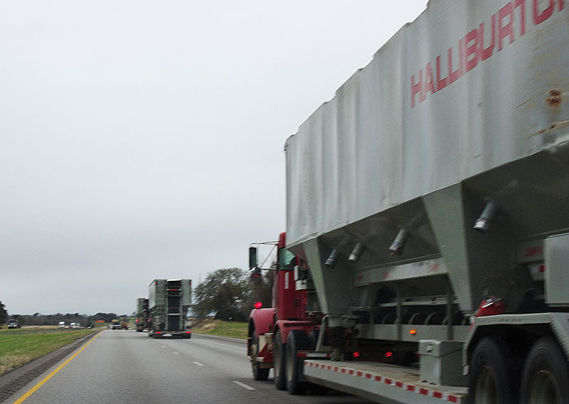 Convoy-of-Halliburton-trucks-head-to-Eagle-Ford-Shale800px.jpg