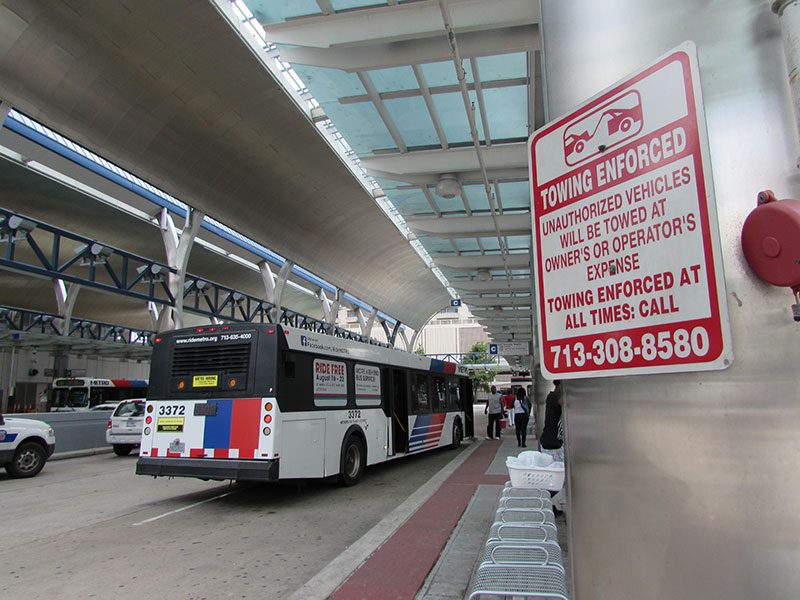 Metro-bus-waits-for-passengers-at--Downtown-Transit-Center-800px.jpg