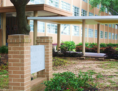Entrance sign that reads"Robert E. Lee Sr. High Home of the generals