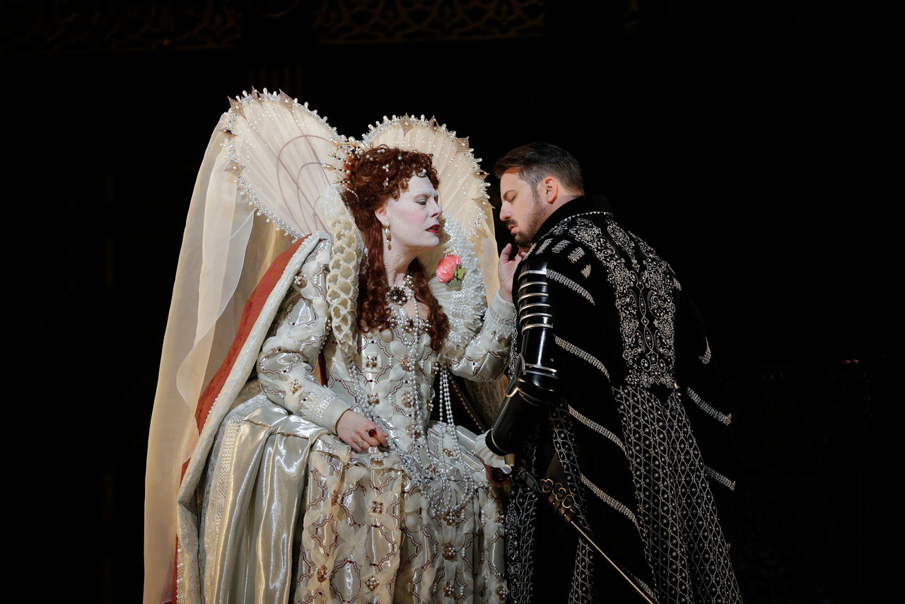 Sondra Radvanovsky as Elisabetta and Matthew Polenzani in the title role of Donizetti'sRoberto Devereux. Photo by Ken Howard/Metropolitan Opera.