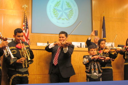 Richard Carranza made his debut as HISD's new superintendent with a special mariachi performance.