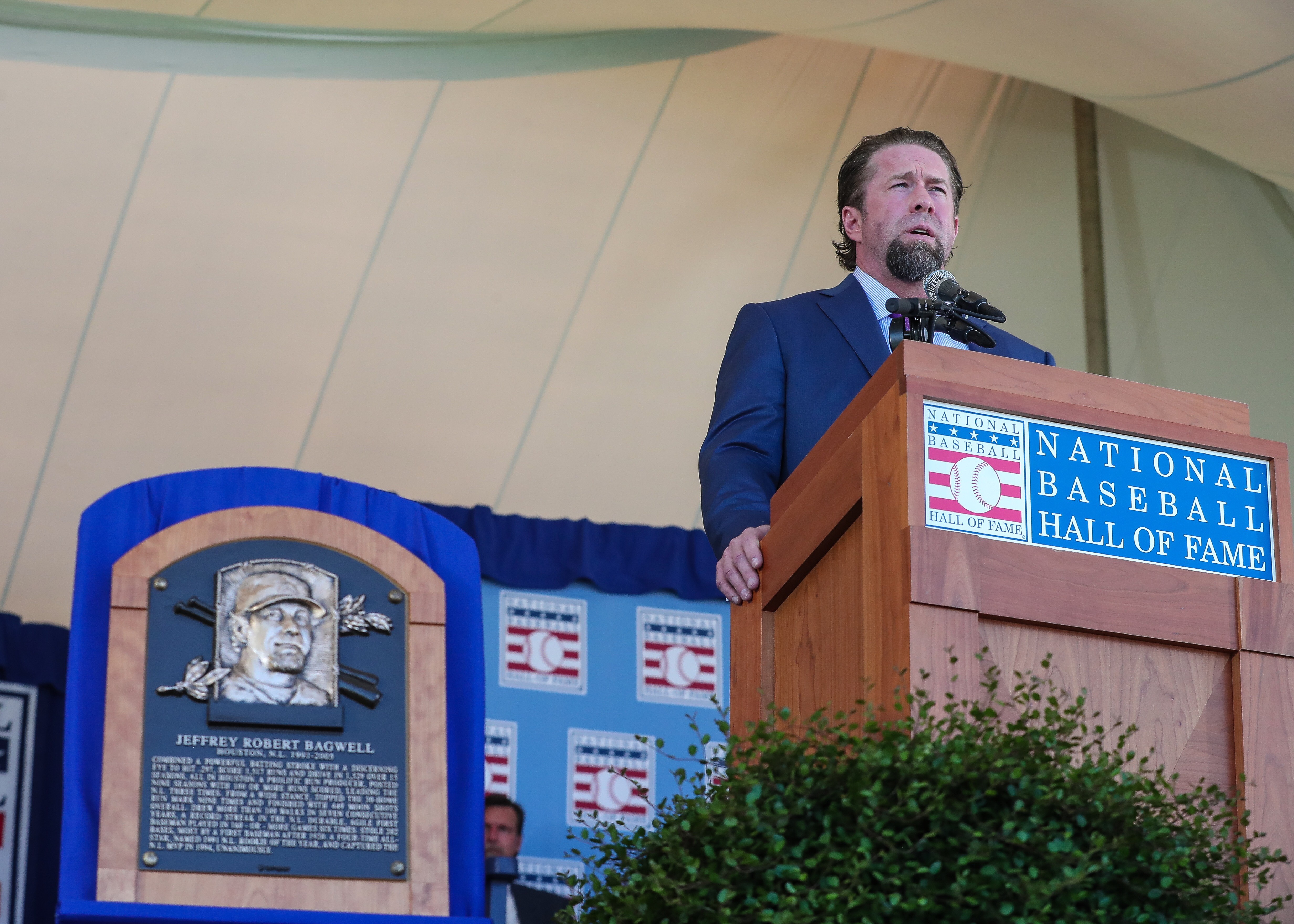 Jeff Bagwell quickly forging bond with Hall of Fame classmates