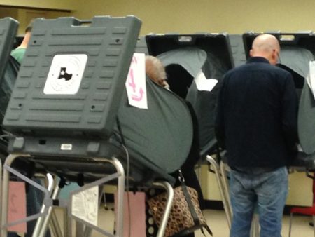 Un hombre participa en el primer día de votación anticipada en Texas en el Metropolitan Multi-Service Center, foto del 16 de febrero de 2016. Alvaro Ortiz | Houston Public Media