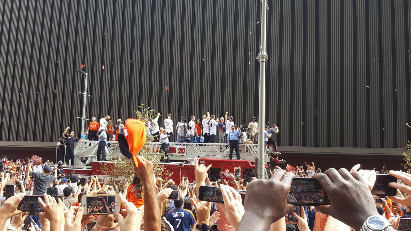 Houston Astros fans recreate viral 2017 hat stunt at parade