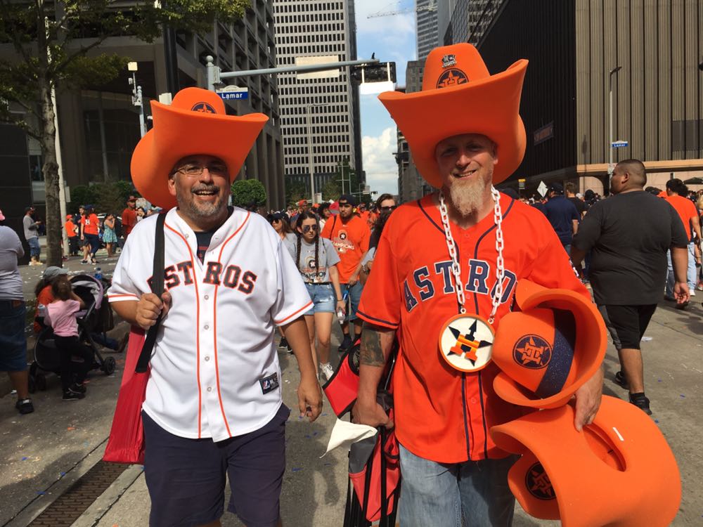 Houston Astros fans recreate viral 2017 hat stunt at parade