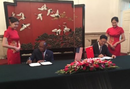 Houston Mayor Sylvester Turner and Beijing Mayor Chen Jining signed an economic memorandum.