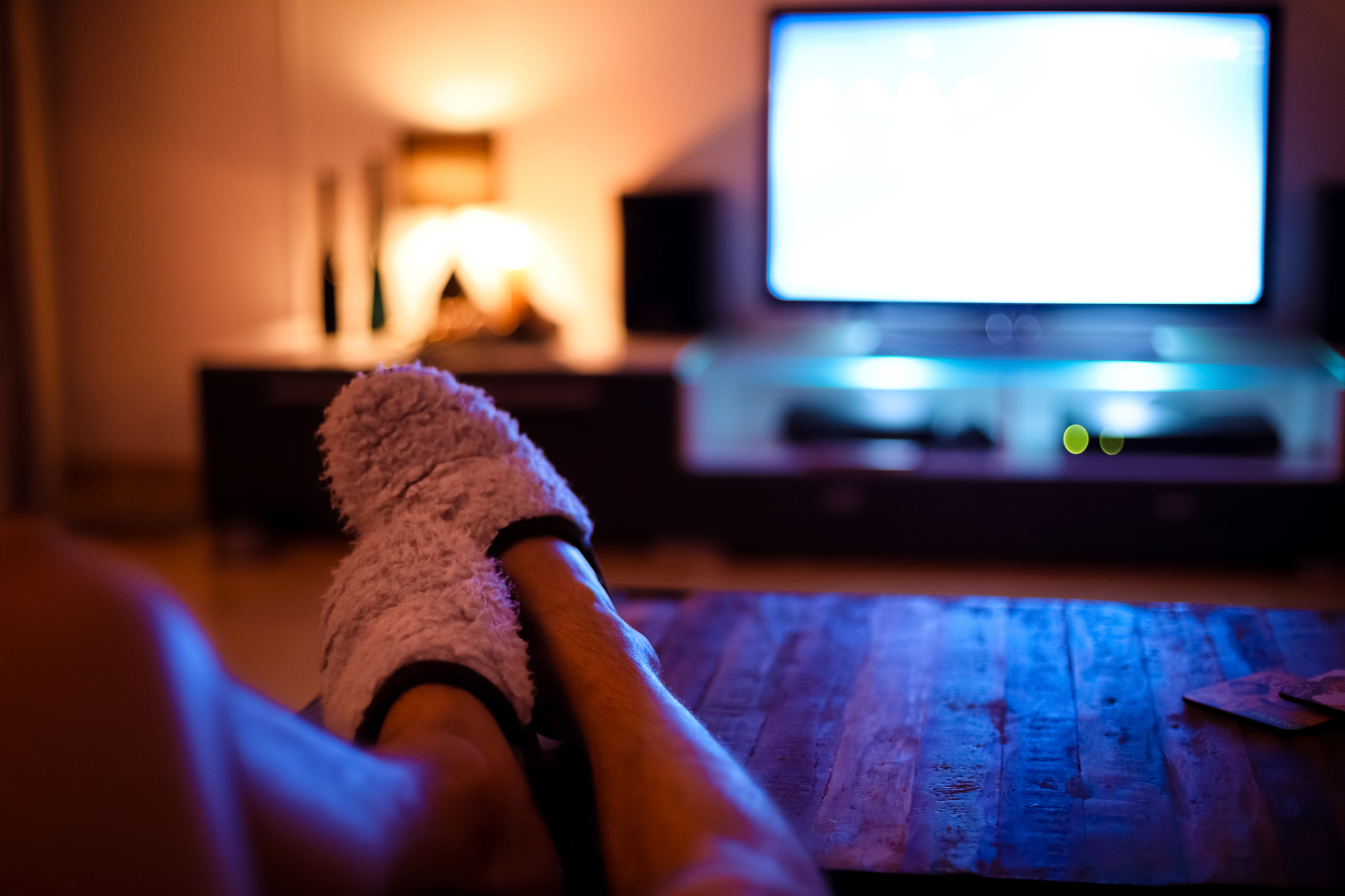 Видишь в домашних условиях. Вечер перед телевизором. Ноги перед телевизором. Девушка перед телевизором. Коги перед телефвищором.