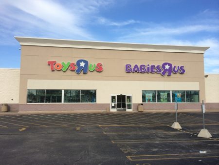 On March 15, 2018, Toys 'R' Us officially announced plans to liquidate the inventory in all 735 of its U.S. stores, including stores in Puerto Rico.