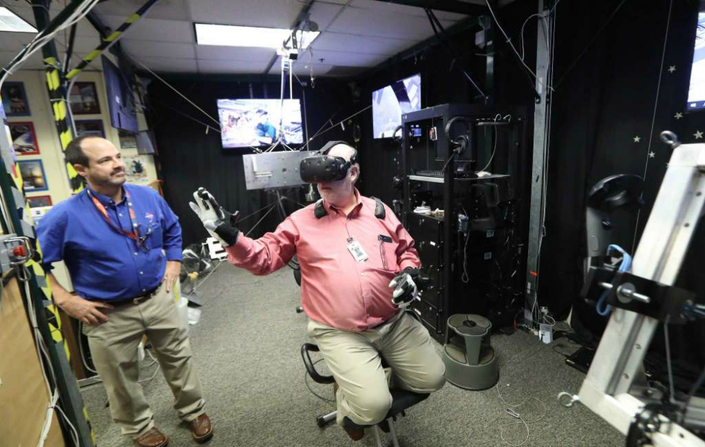 Dwight Silverman uses VR gear at NASA