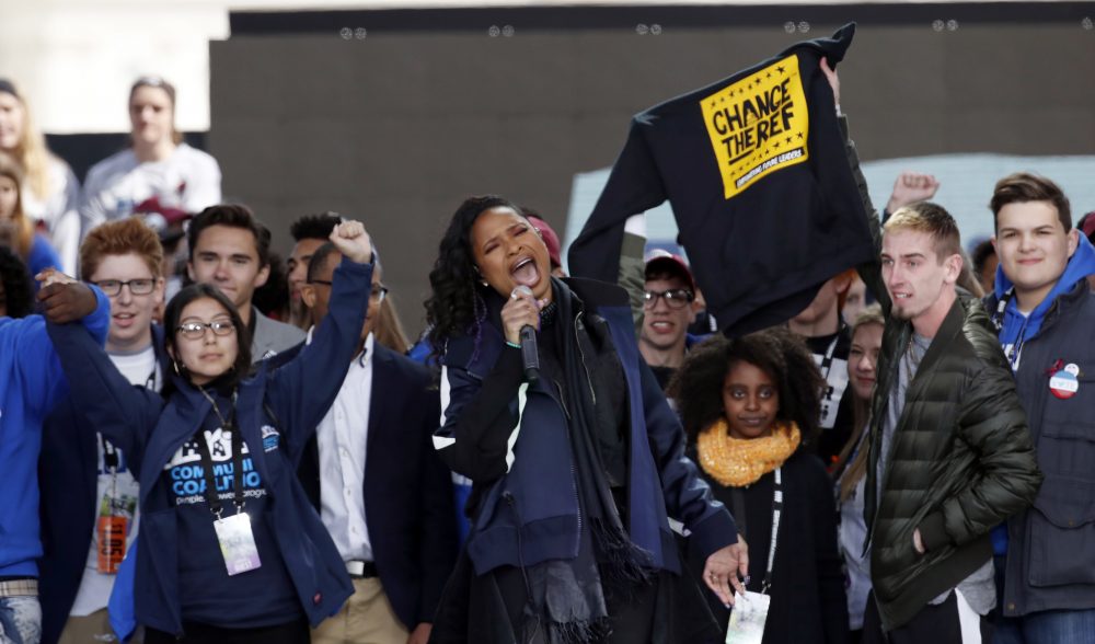 Jennifer Hudson (center) performs at the March for Our Lives.
