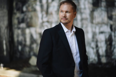 Headshot of baritone singer Tyler Duncan
