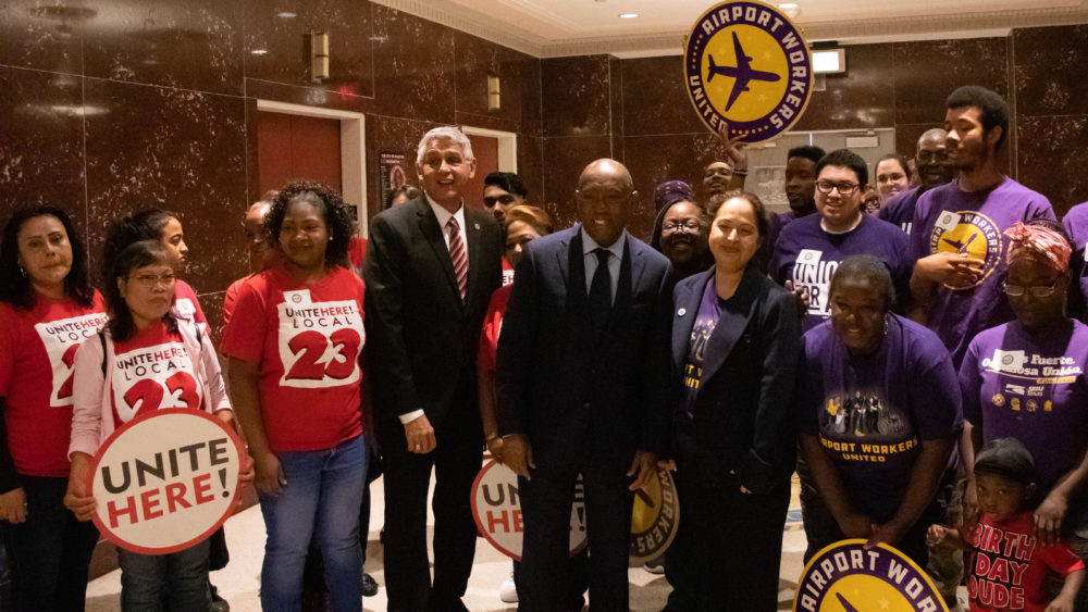 Hundreds Of Houston Airport Workers To Get Raise, Higher Minimum Wage