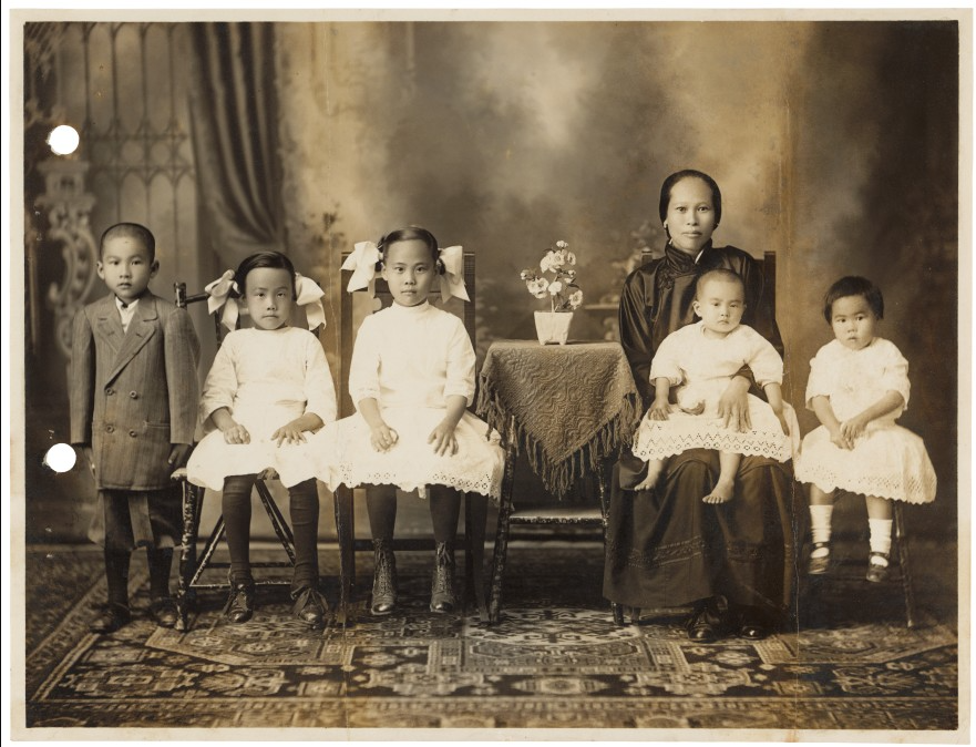 A photo of Lee Wai Shee and her children taken in Honolulu by the Department of Labor Bureau of Immigration, sometime between 1913-1933.