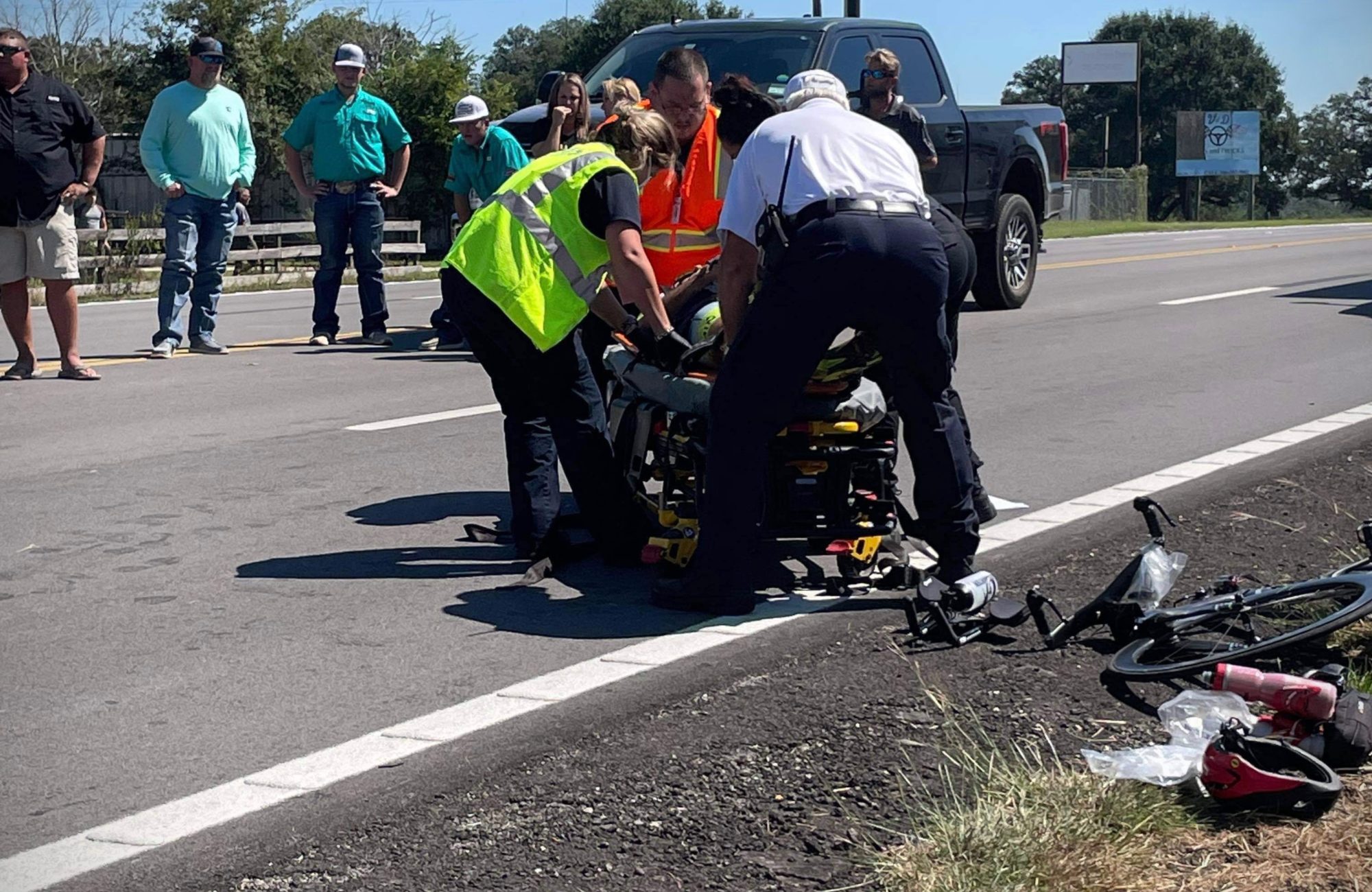 Houston crash: 1 dead, 1 injured after car crashes into tree on S