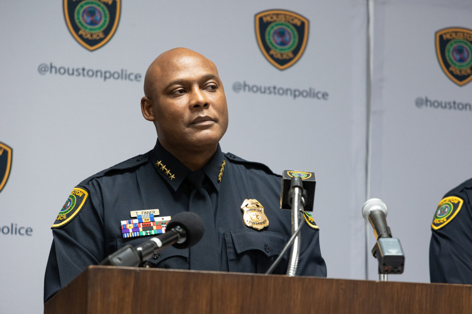 Le chef de la police de Houston, Troy Finner, a pris sa retraite au milieu d’un différend sur des affaires suspendues, selon le maire – Houston Public Media