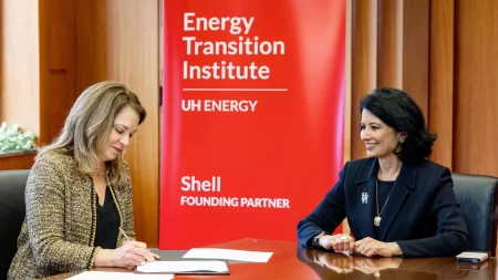 Shell USA President Gretchen Watkins and UH President Renu Khator sign the agreement to establish the Energy Transition Institute at UH