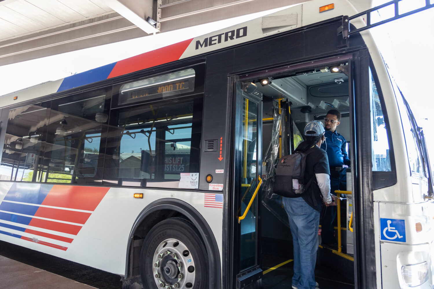 METRO Houston to buy natural gas buses with 40 million grant