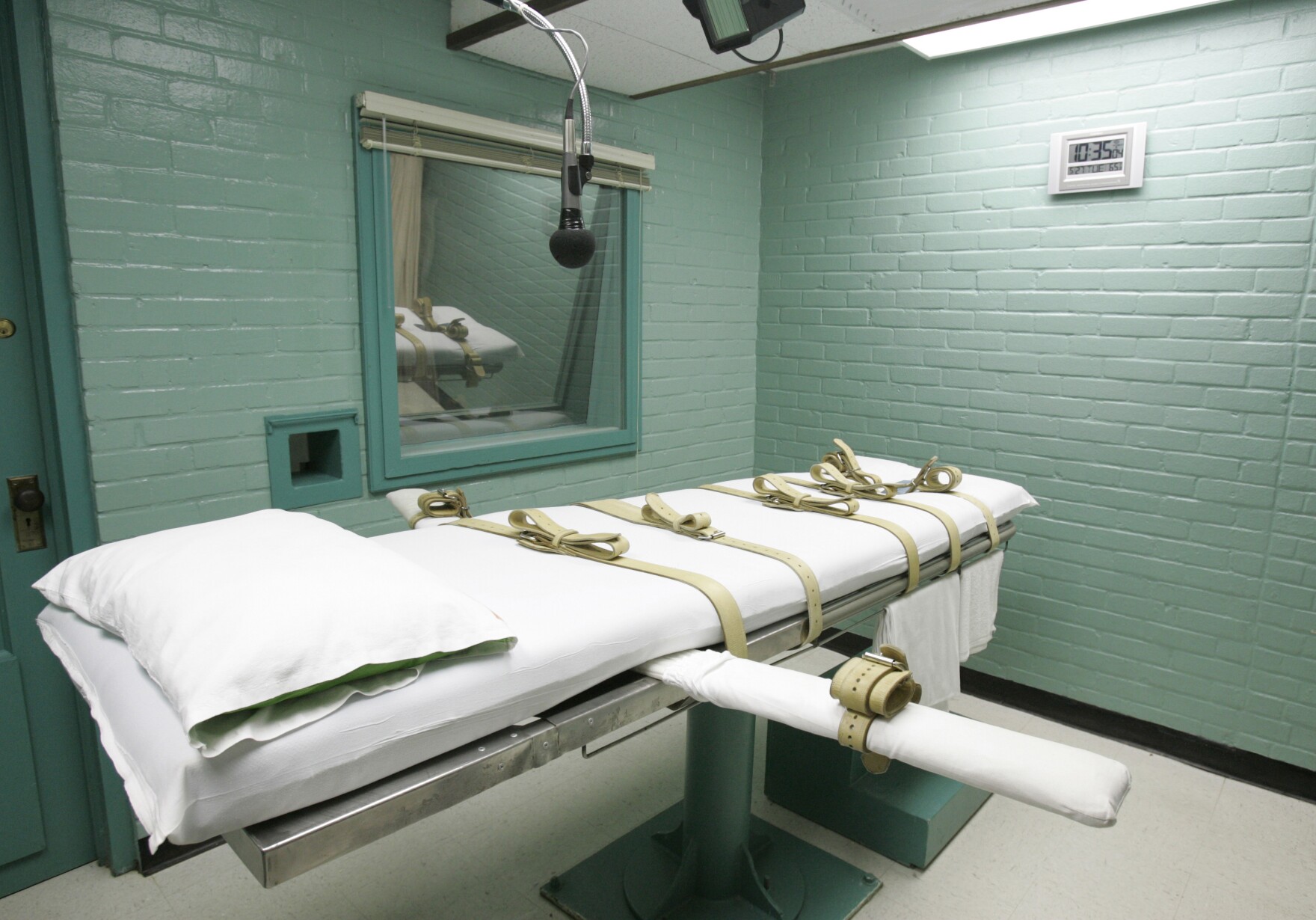 This May 27, 2008 file photo, shows an execution chamber in Huntsville, Texas.