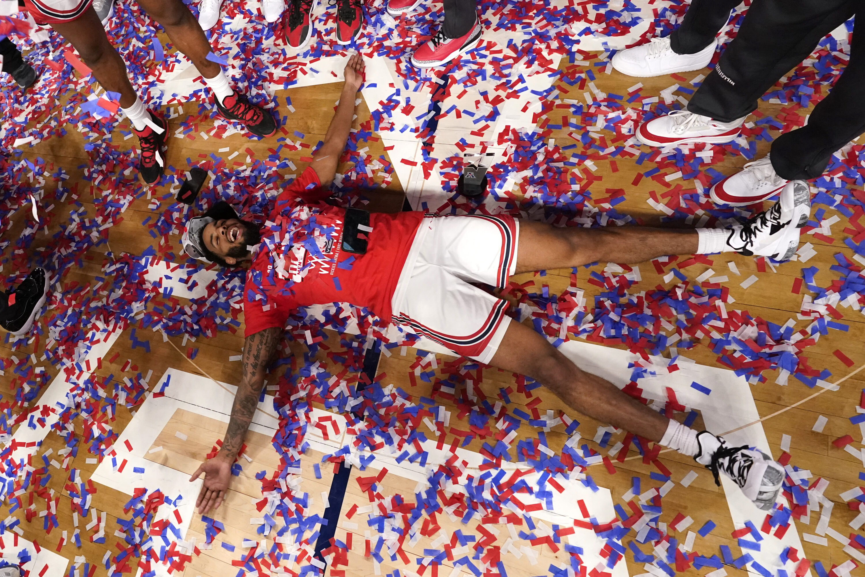 PHOTOS: 'Luv ya Blue' Houston Cougars honor Oilers history with