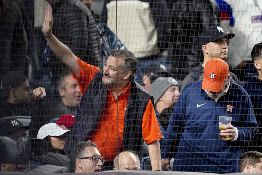 Cruz tosses first pitch at Astros game