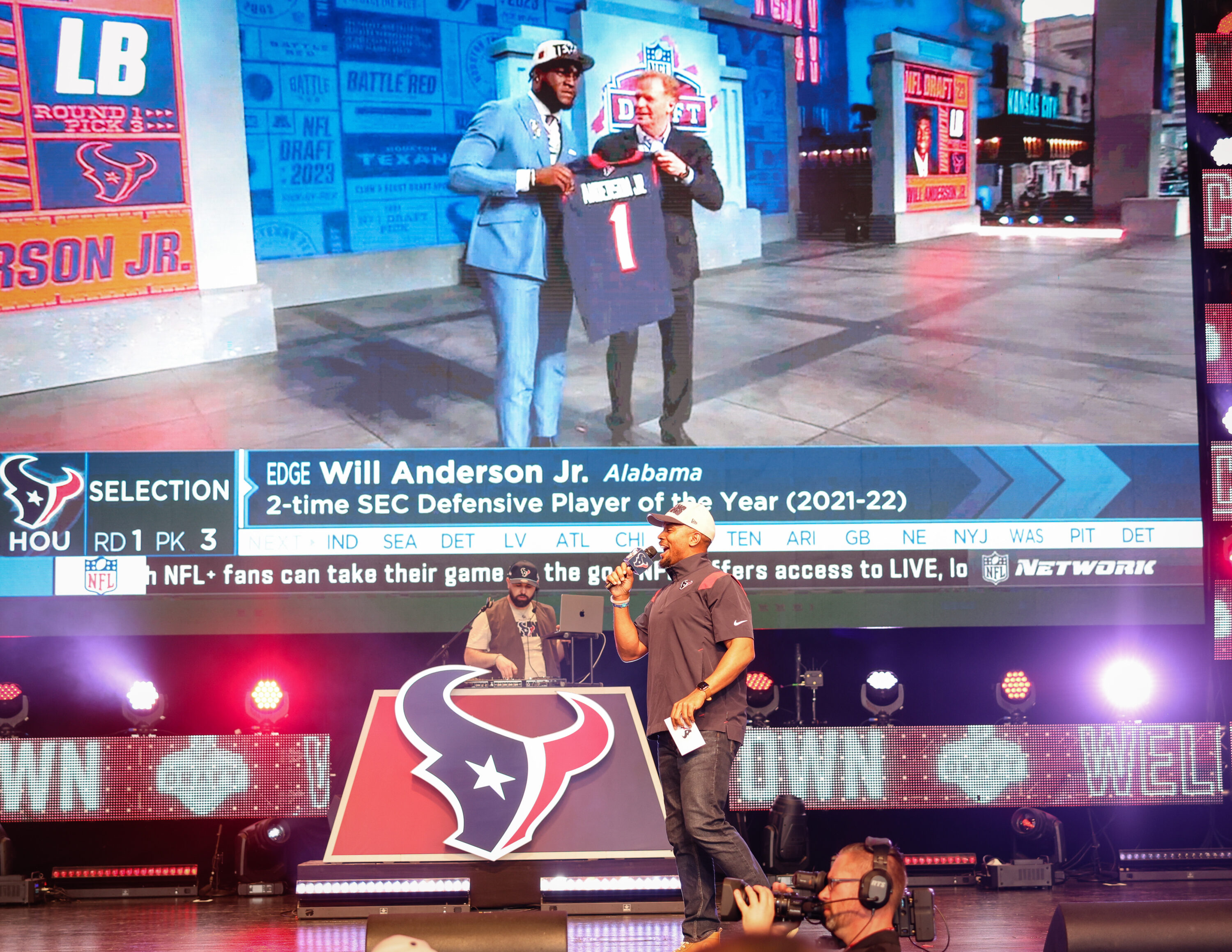 Photos: Houston fans celebrate Texans draft picks at Miller Outdoor Park –  Houston Public Media