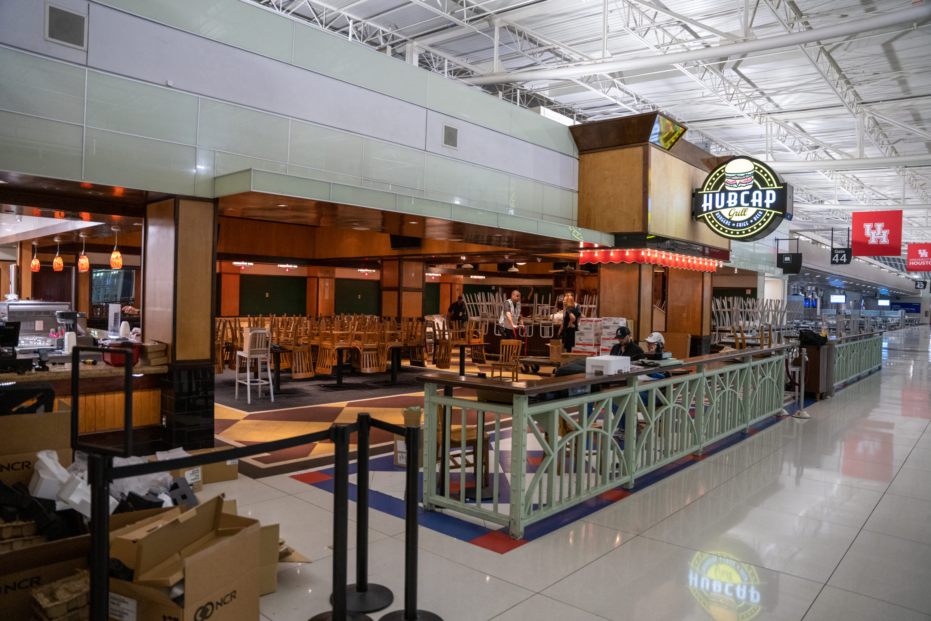 Hubcap Grill popup to take Pappas Burgers' spot in Hobby Airport under new  concessions contract