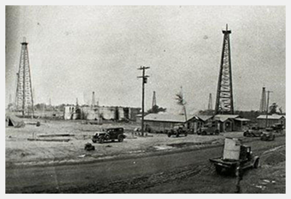 Black and white photo of oil rigs in the 1920s
