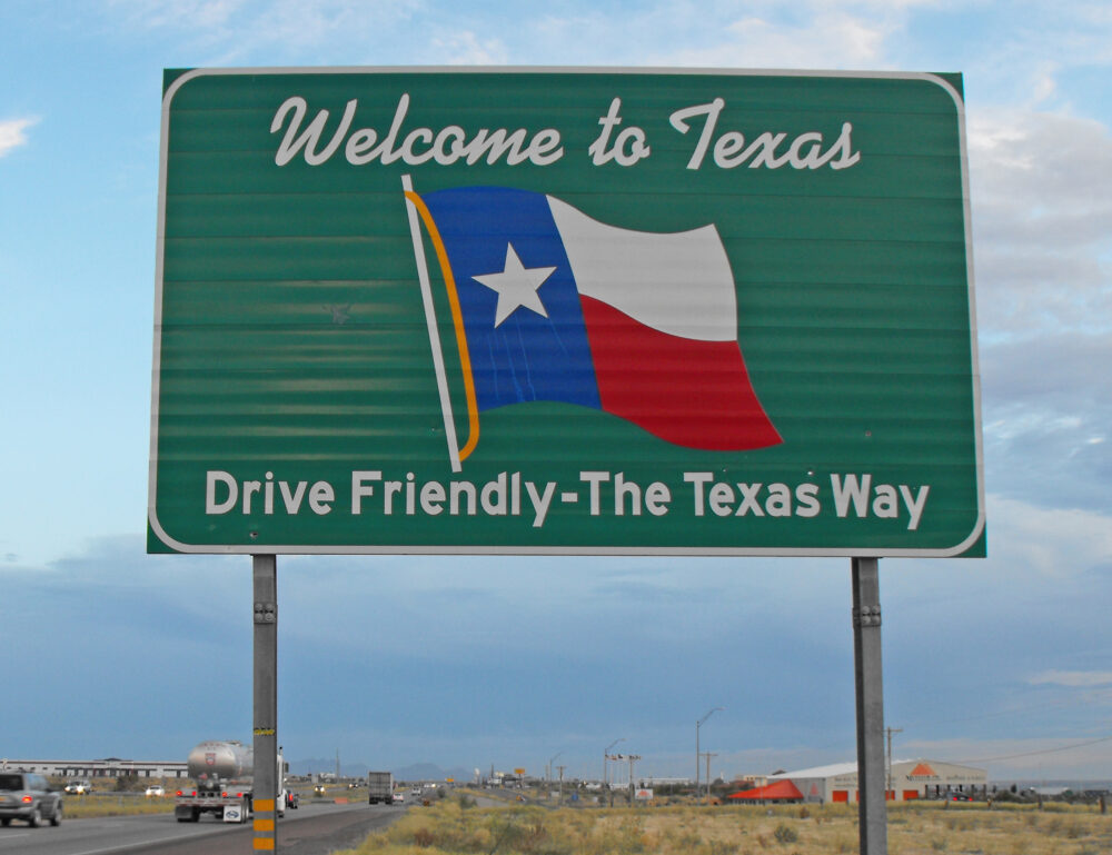 A highway sign welcoming travelers to Texas.