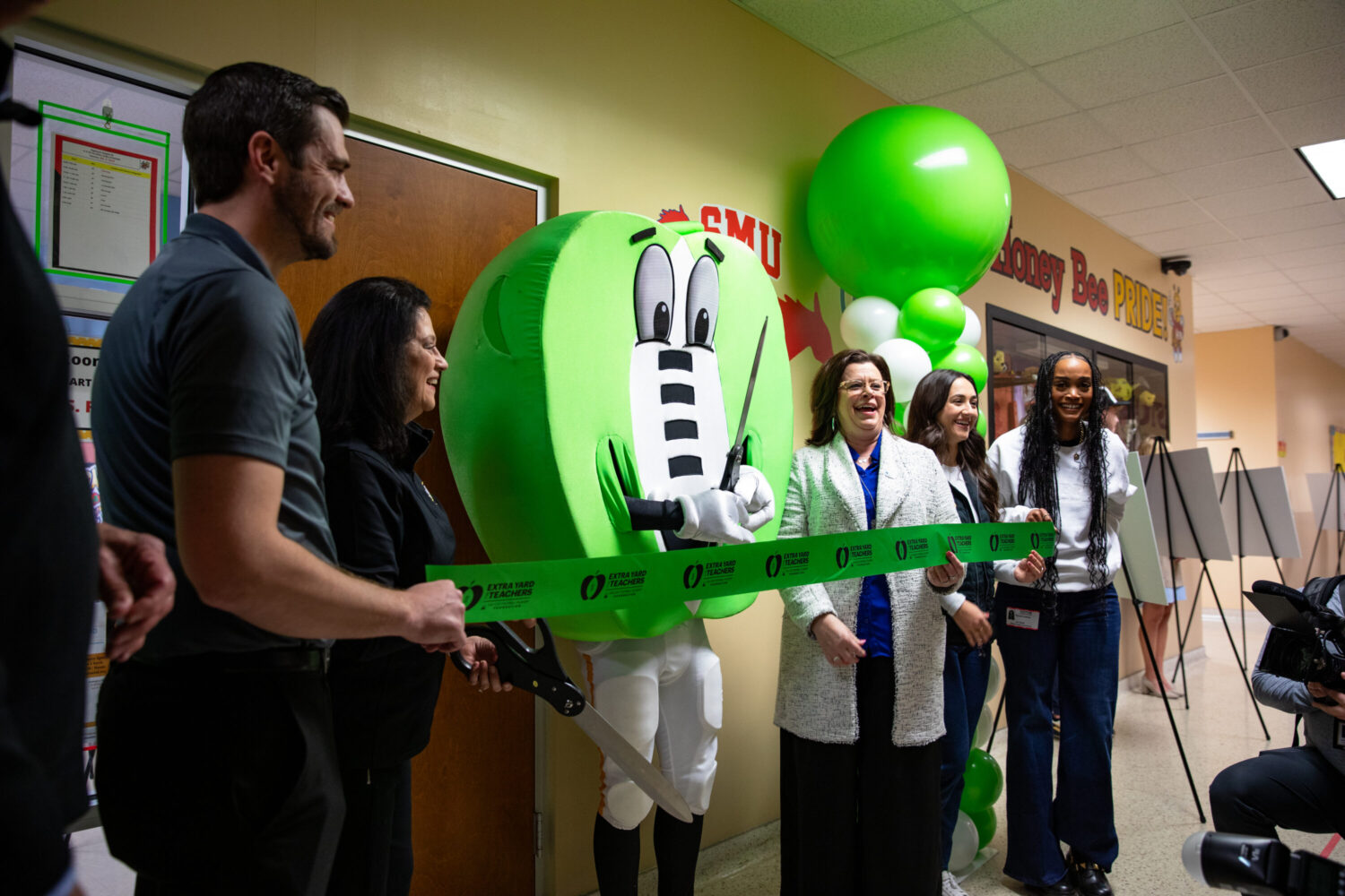 Photos: Highland Heights Elementary School surprised with new art room for students – Houston Public Media - Vimarsana News