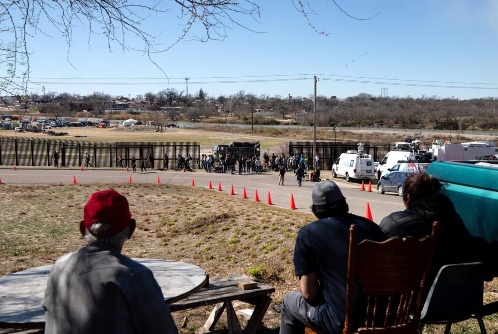 Gov. Greg Abbott defends migrant tactics in Eagle Pass amid escalating ...