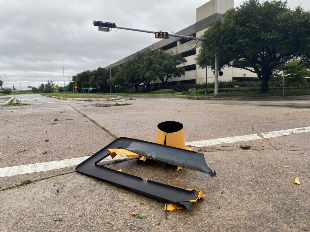 Houston drivers urged to avoid roads at night as thousands of traffic lights remain without power after Beryl – Houston Public Media