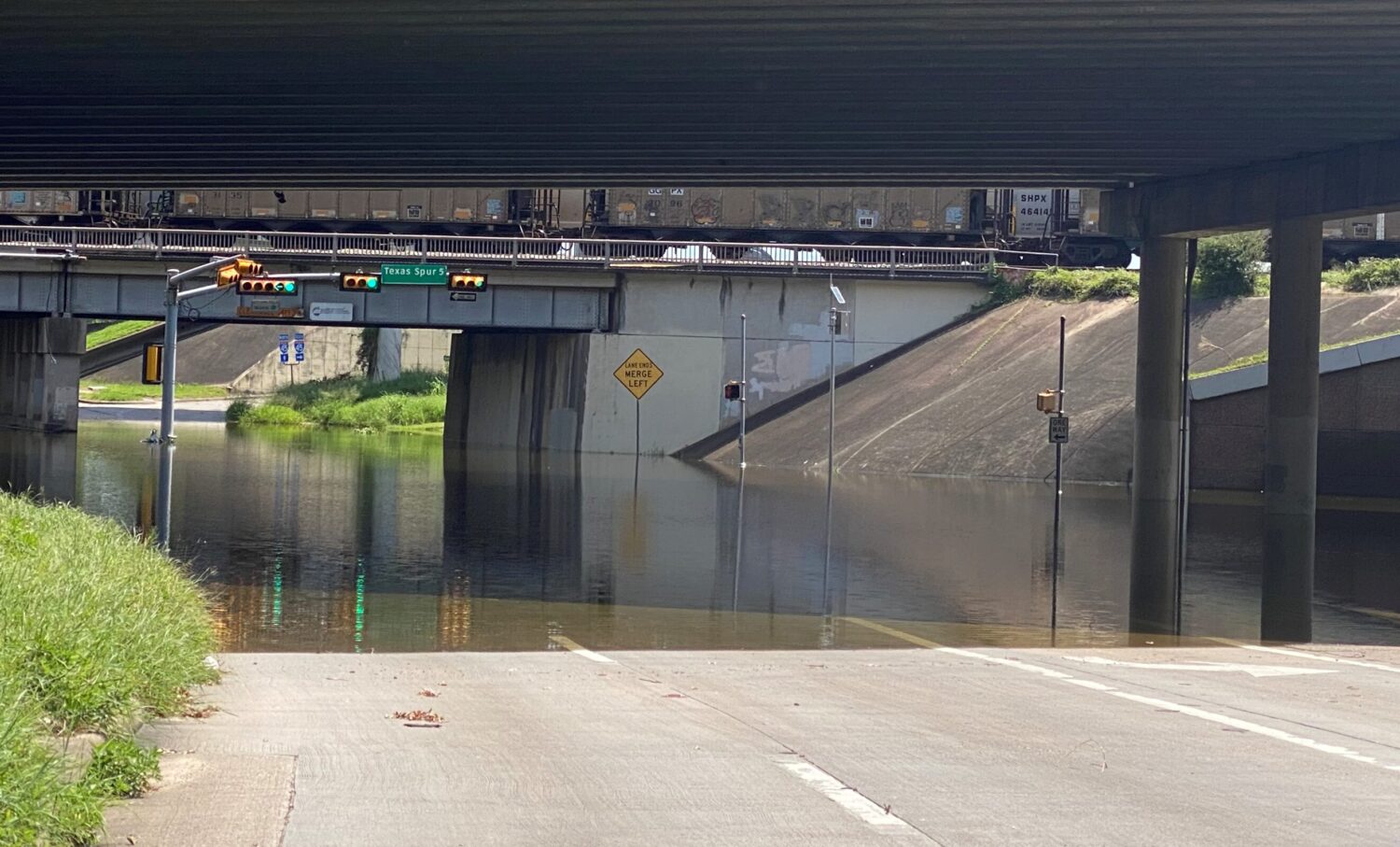 How a power outage left this central Houston intersection underwater a ...