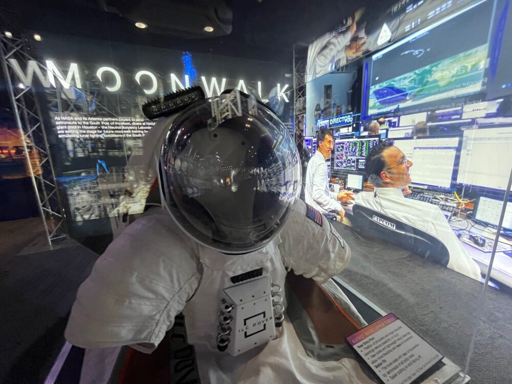 Houston Space Center menunjukkan banyak artefak yang digunakan oleh NASA dalam eksplorasi ruang angkasa dan pelatihan seperti setelan ruang angkasa ini. (Kredit Foto: Foto Brenda Valdivia)