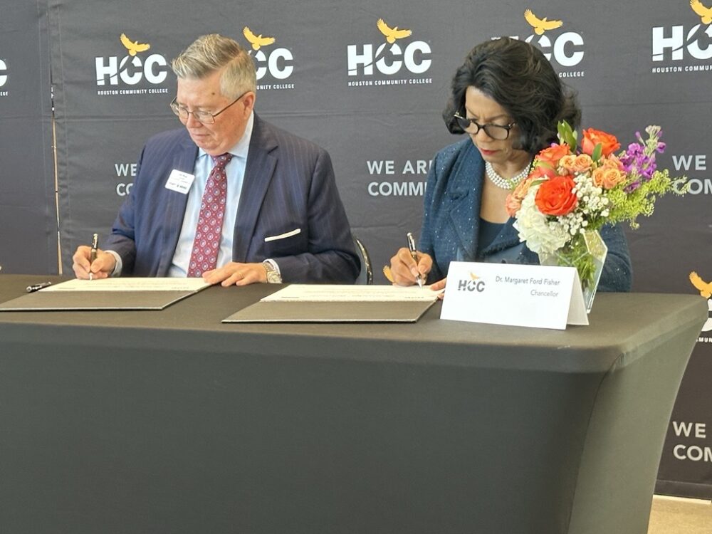 El presidente de la Cámara de Comercio de Fort Bend, Jim Rice, y la primera ministra de Houston Community College, Margaret Ford Fisher, firmarán el memorándum el miércoles 5 de marzo de 2025.