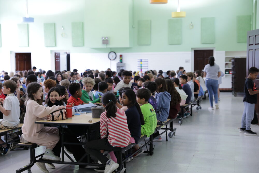 Cafetería de la Escuela Primaria River Oaks.
