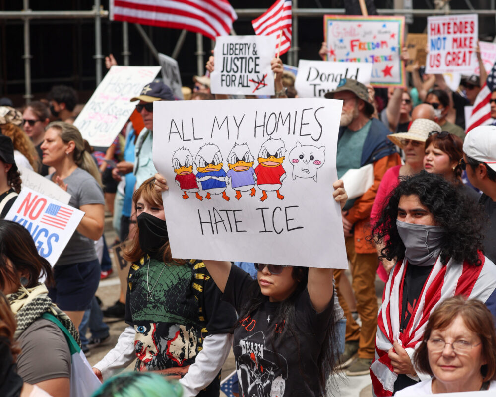 Seorang pemrotes memegang tanda dalam oposisi penerapan imigrasi dan kebiasaan Amerika Serikat selama demonstrasi di Houston pada hari Sabtu, 14 Juni 2025. (Kredit Foto: Rob Salinas/Houston Media Publik)