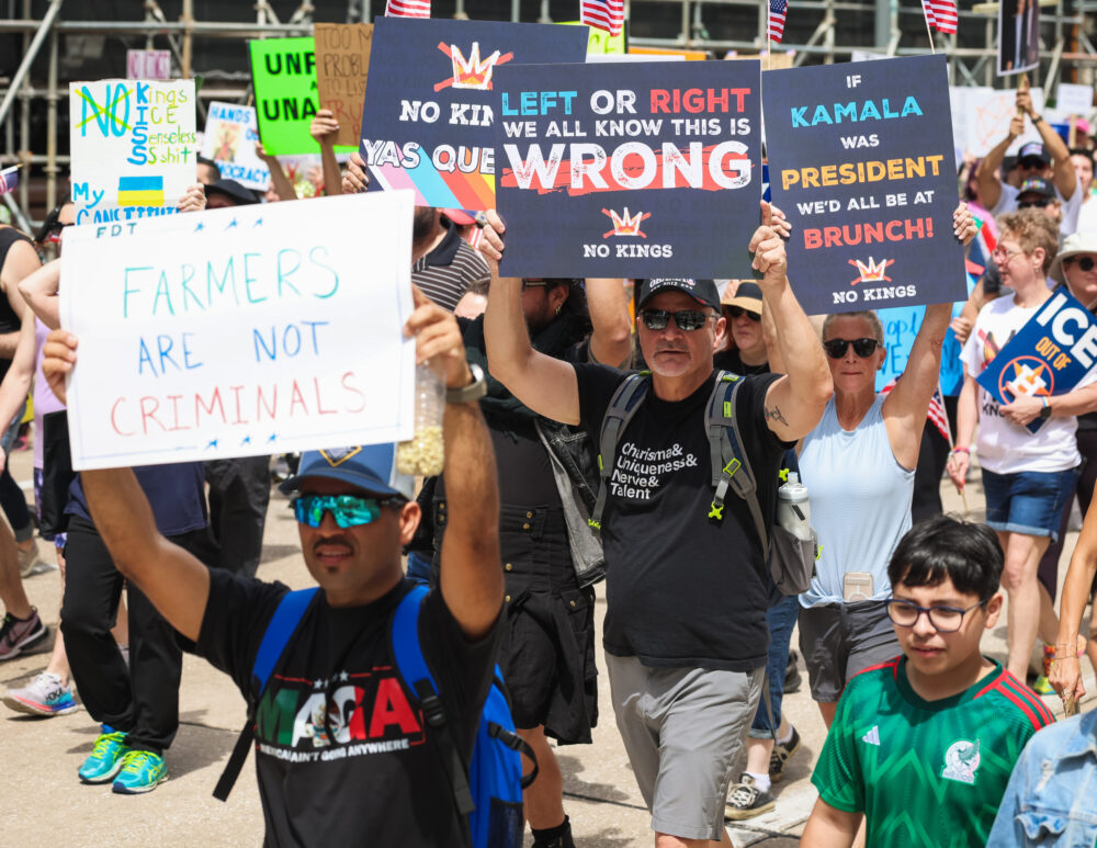 Sekelompok pengunjuk rasa berjalan di pusat kota Houston pada hari Sabtu, 14 Juni 2025. (Kredit foto: Rob Salinas/Houston Public Media)