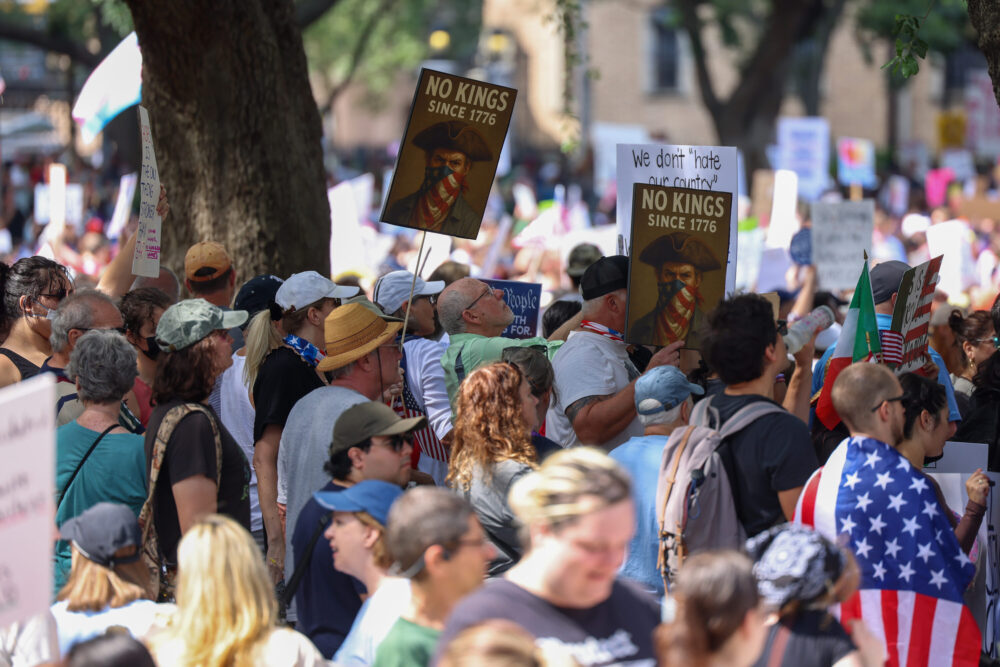 Kerumunan bertemu di pinggiran Dewan Kota Houston pada hari Sabtu, 14 Juni 2025 untuk memprotes Presiden Donald Trump dan kebijakannya. (Kredit Foto: Rob Salinas/Houston Public Media)