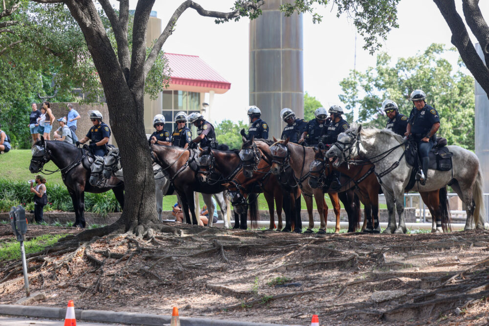 Petugas Departemen Kepolisian Houston untuk menunggang kuda di pusat pada hari Sabtu, 14 Juni 2025. (Kredit Foto: Rob Salinas/Houston Public Media)