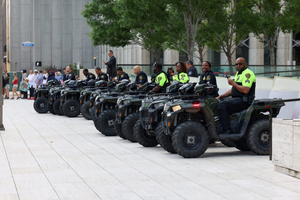 Petugas Departemen Kepolisian Houston membentuk garis di luar Dewan Kota pada hari Sabtu, 14 Juni 2025. (Kredit Foto: Rob Salinas/Houston Public Media)
