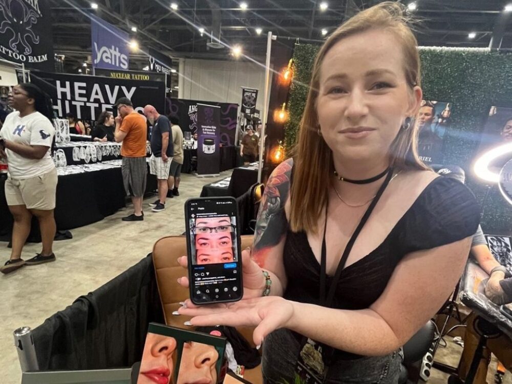 Samantha Aquiningoc dari Kosmetik Essence Immortal menunjukkan karya tato kosmetik permanennya di festival tato. (Kredit Foto: Brenda Valdivia/Houston Public Media)