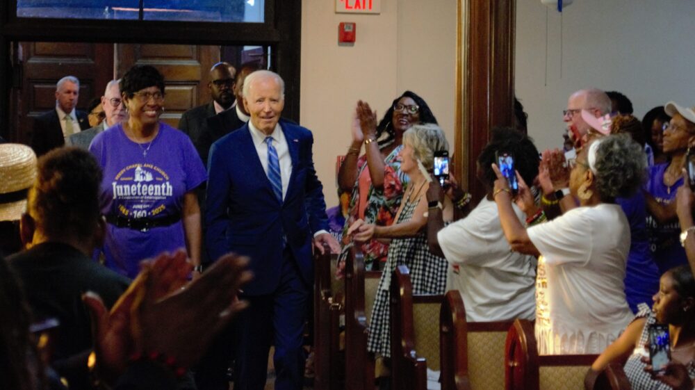 Mantan Presiden Joe Biden tiba di Kapel Reedy yang bersejarah di Galveston, Texas, 19 Juni 2025. (Kredit Foto: Kyle McClenagan/Media Publik Houston)