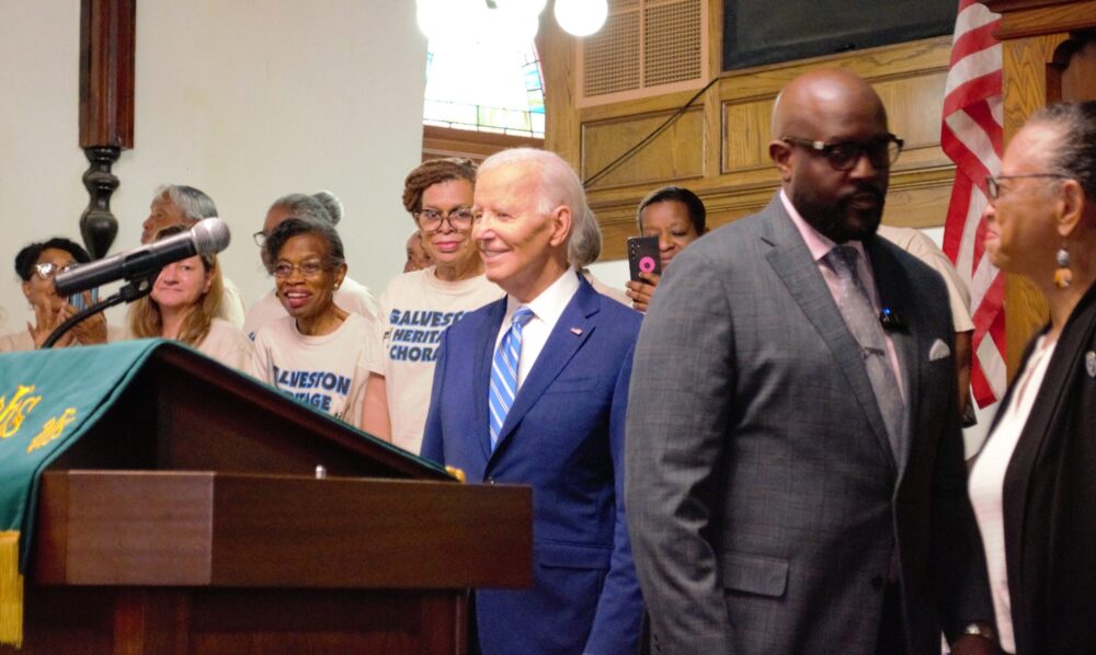 Mantan Presiden Joe Biden tiba di Kapel Reedy yang bersejarah di Galveston, Texas, 19 Juni 2025. (Kredit Foto: Kyle McClenagan/Media Publik Houston)