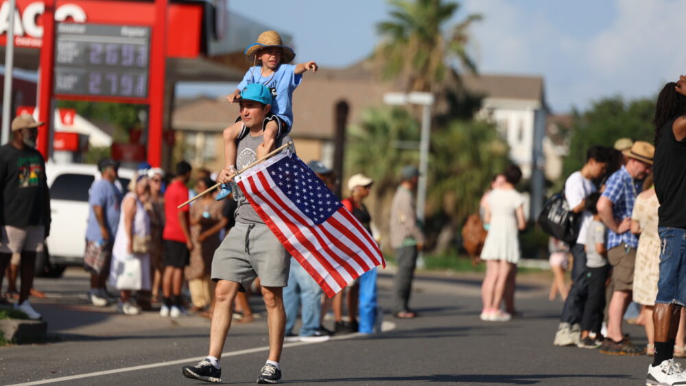 Seorang anak menunjuk ke Kapel Reedy di pundak seorang pria sebelum layanan emansipasi Junetethent di Galveston pada hari Kamis. (Kredit Foto: Media Umum Justin Doud/Houston)