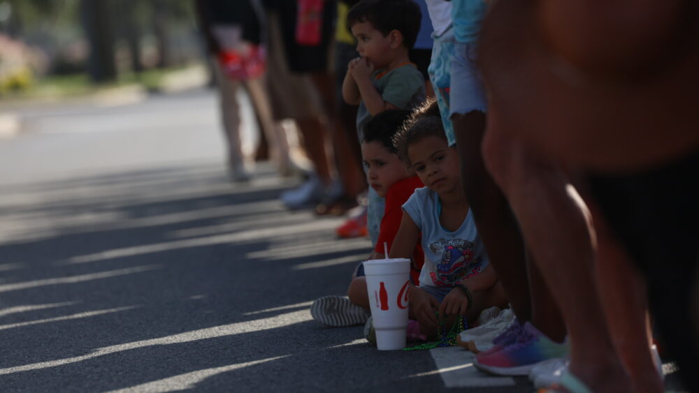 Anak -anak duduk di sepanjang Broadway Avenue menunggu kedatangan mantan Presiden Joe Biden di Kapel Reedy untuk layanan emansipasi Juneteenth di Galveston pada hari Kamis. Jalan itu disahkan oleh penonton, beberapa yang telah menunggu berjam -jam, sebelum kedatangan Biden, dan para penonton pindah sekitar satu blok dari kapel. (Kredit Foto: Media Umum Justin Doud/Houston)