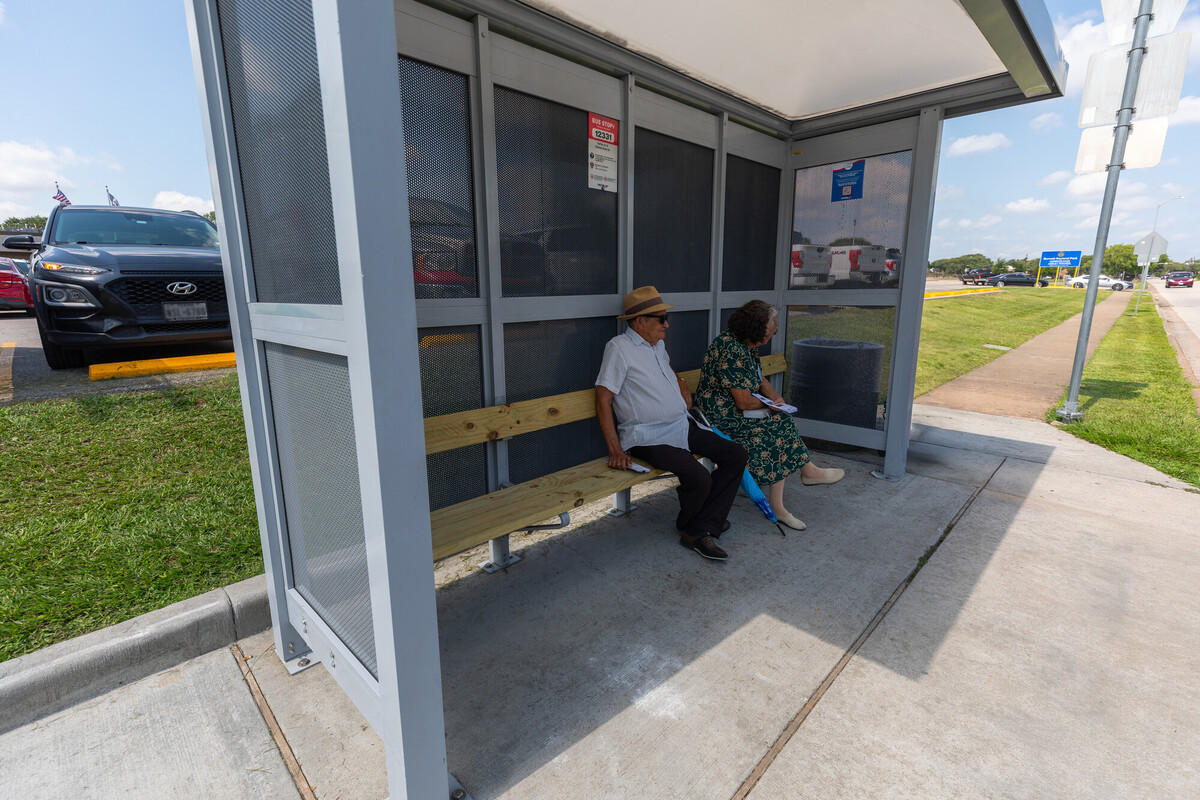 METRO begins pilot program in Houston to lower bus shelter temperatures