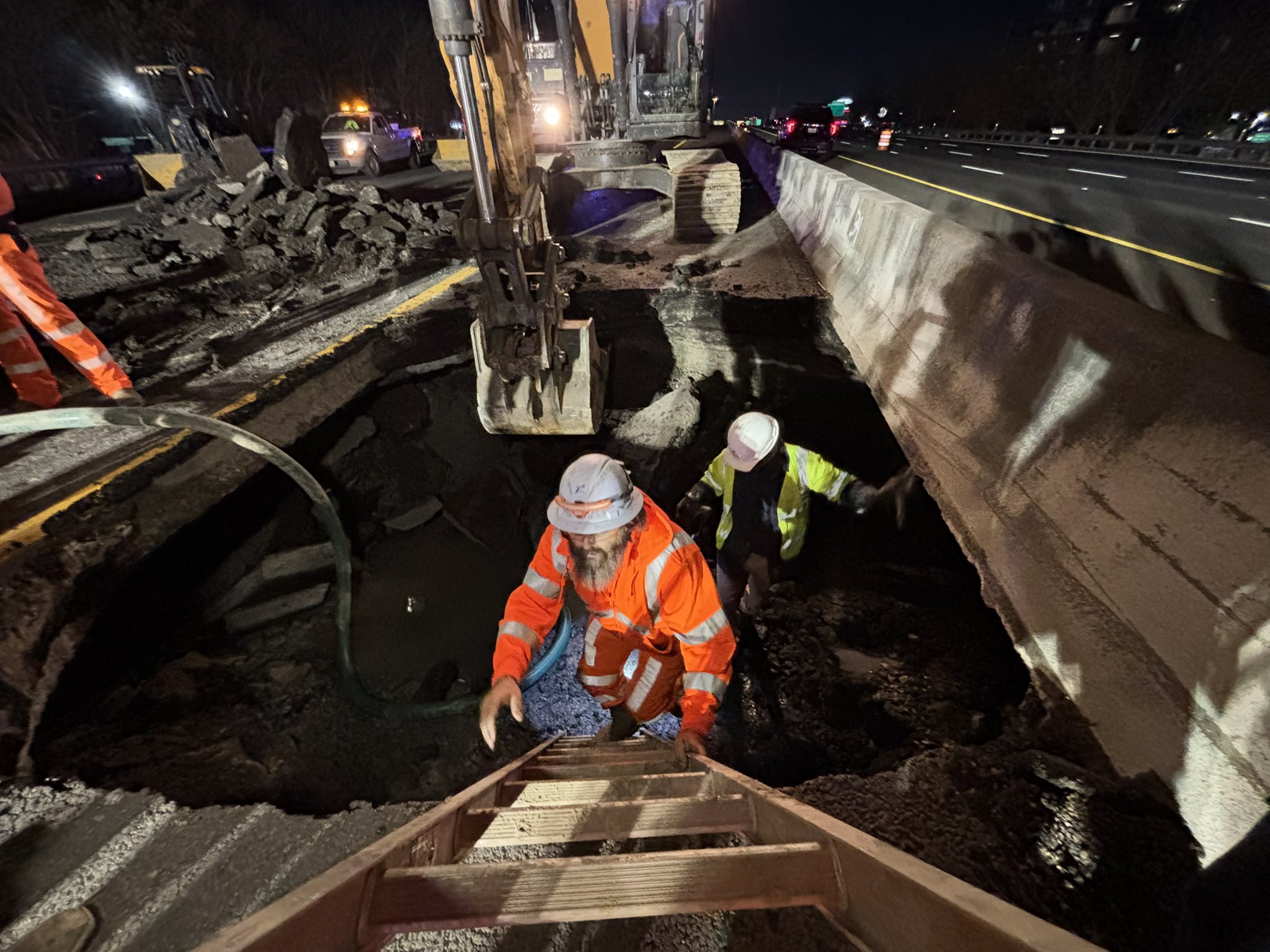 Eastbound lanes on I-10 closed in East Houston because of sinkhole